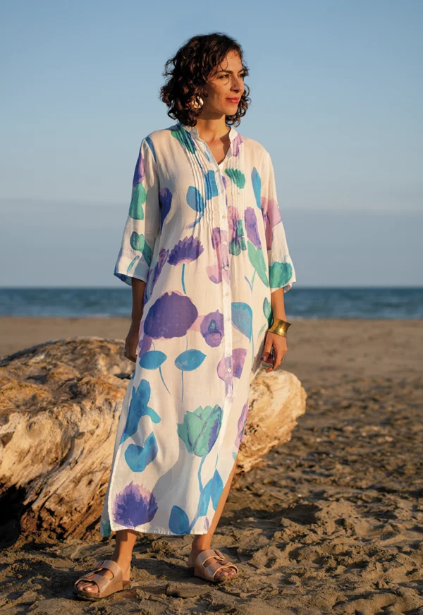 Photo posées une femme sur le sable en robe colorées