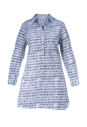 Robe chemise à motif bleu et gris sur fond bleu ciel