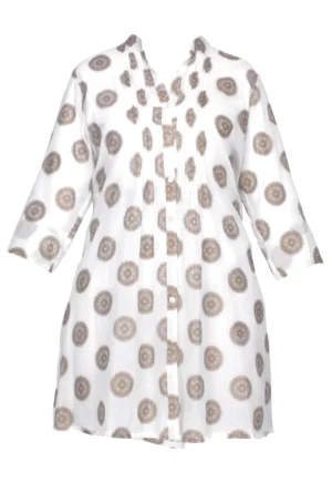 Robe chemise à motif beige sur fond blanc