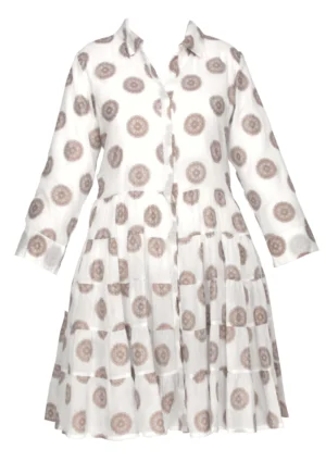 Robe à motif beige sur fond blanc