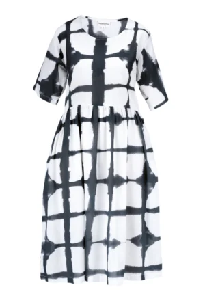 Robe à motif noir sur fond blanc