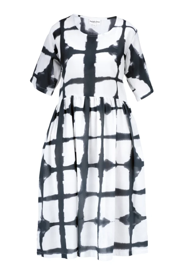 Robe à motif noir sur fond blanc