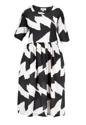 Robe à motif noir sur fond blanc