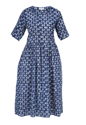 Robe à motif bleu clair sur fond bleu foncé