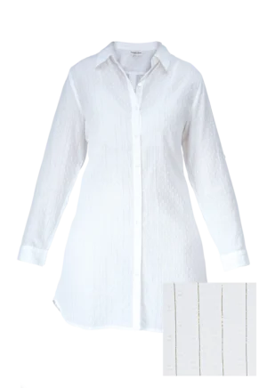 Robe chemise à motif blanc cassé sur fond blanc