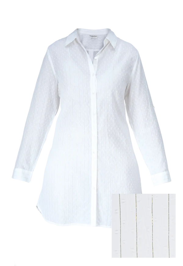 Robe chemise à motif blanc cassé sur fond blanc