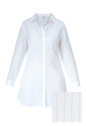 Robe chemise à motif blanc cassé sur fond blanc