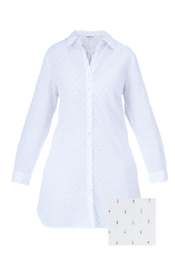 Robe chemise à motif beige sur fond blanc