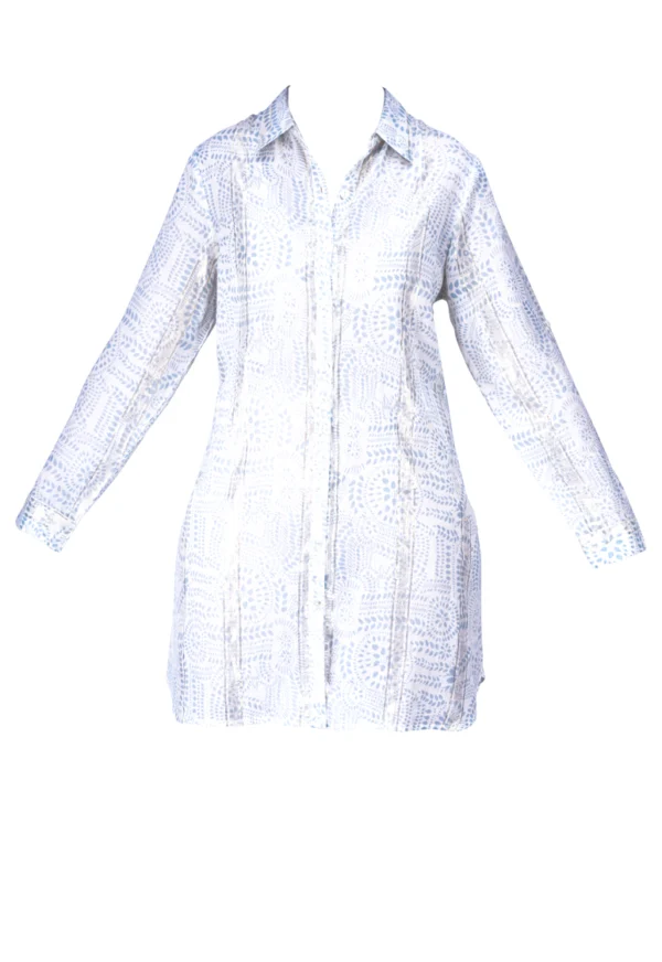 Robe chemise à motif bleu ciel sur fond blanc