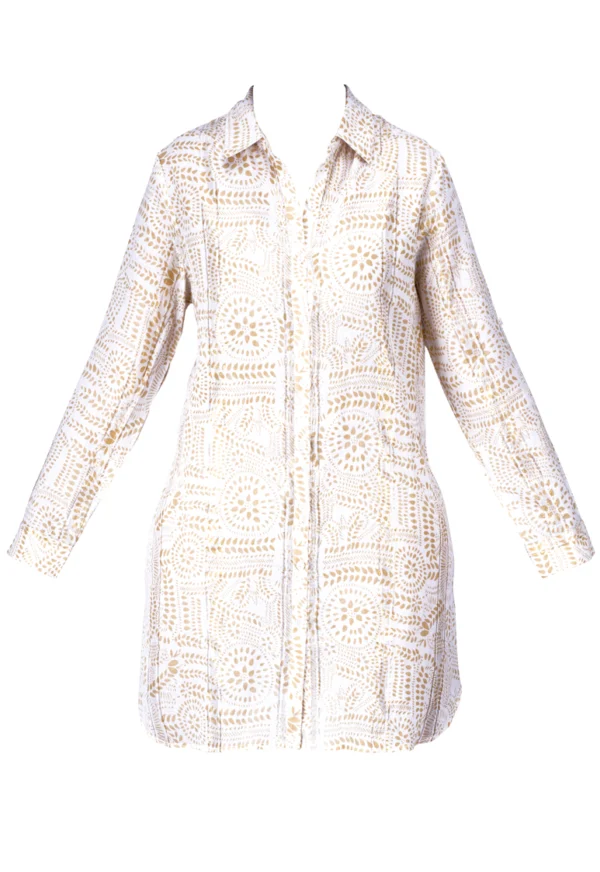 Robe chemise à motif beige sur fond blanc