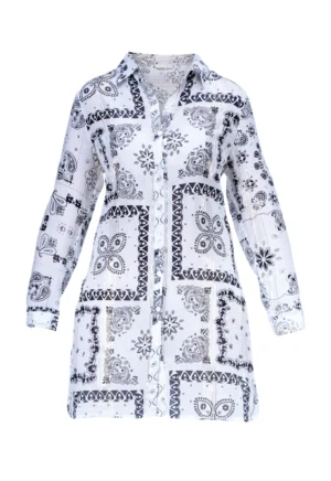 Robe chemise à motif noir sur fond blanc