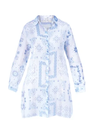 Robe chemise à motif bleu ciel sur fond blanc