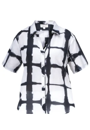 chemise à motifs noir et blanche sur fond blanc