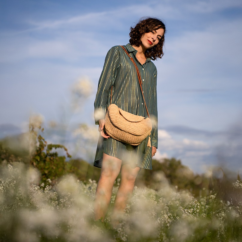 une femme avec une pochette à lanière en cuir Bagatelle France