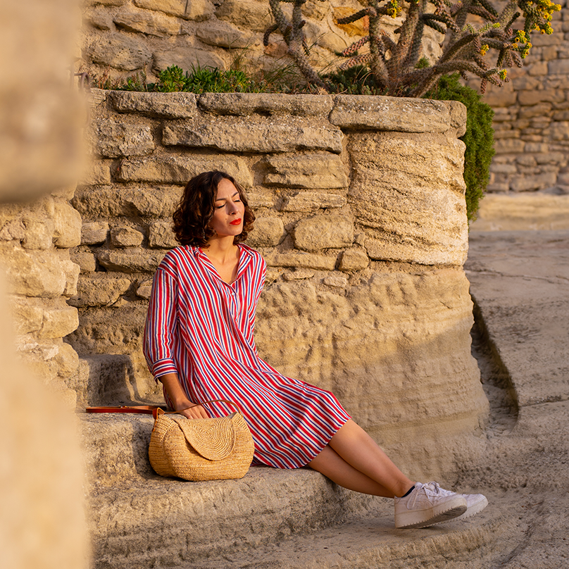 une femme avec une pochette beige à lanière en cuir Bagatelle France