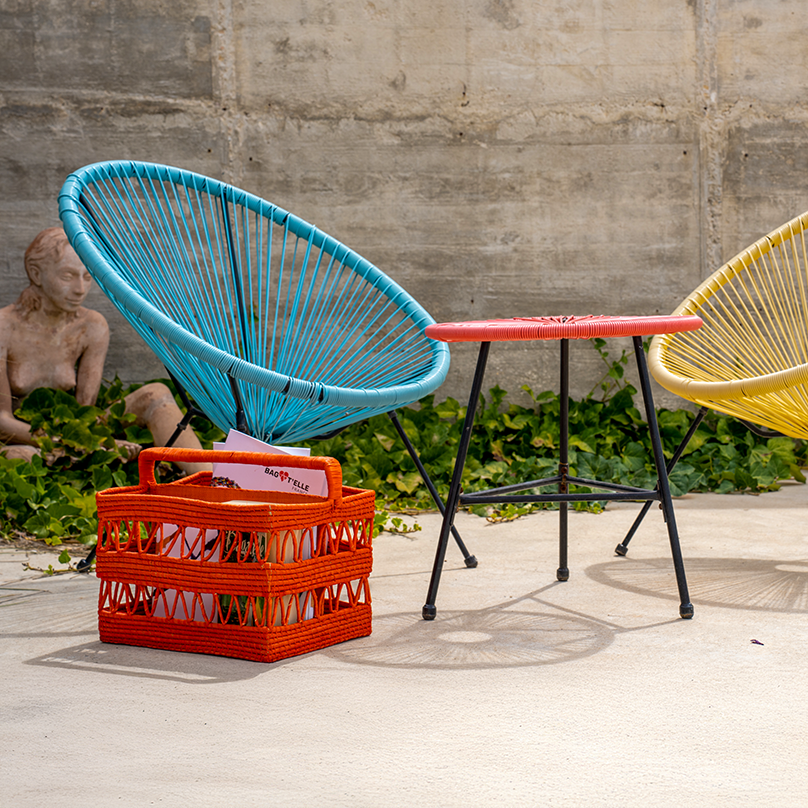 un Portes revue colorées en raphia avec une table et deux petit fauteuil colorées collection Bagatelle France