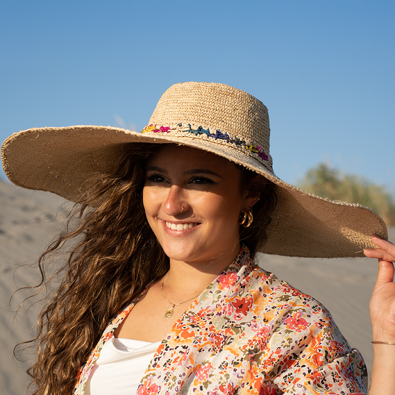 une femme avec un chapeau cerclé de couleur en raphia Bagatelle France