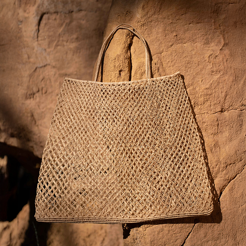 un cabas en crochet posée sur un rocher Bagatelle France