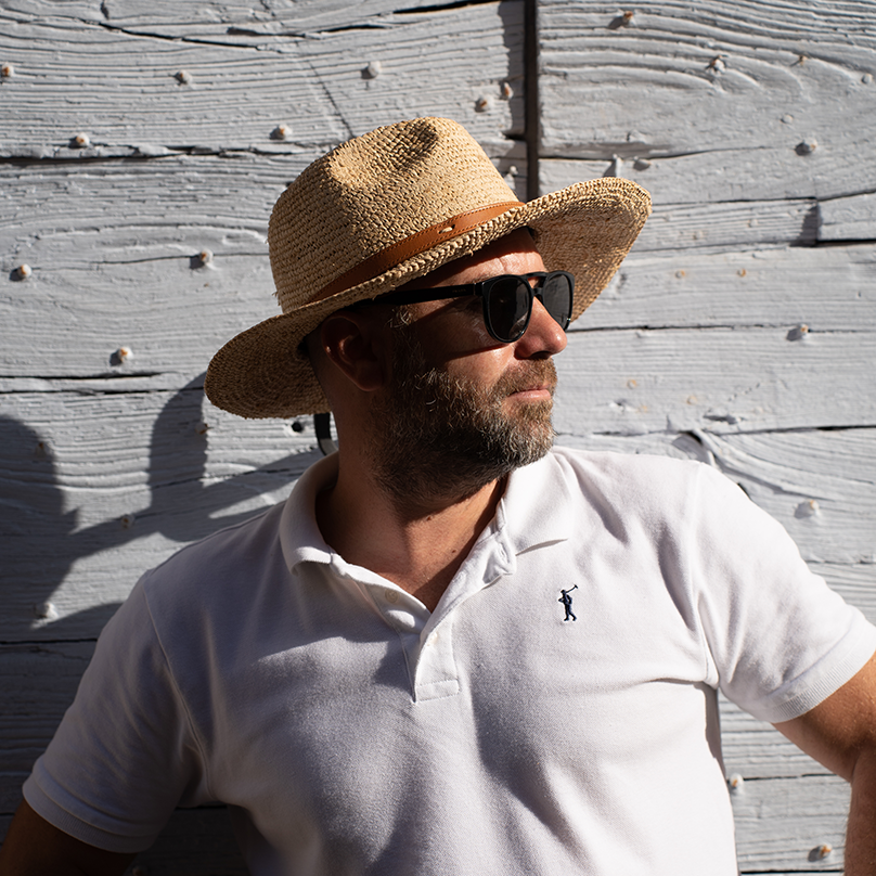 un homme avec un chapeau en raphia Bagatelle France