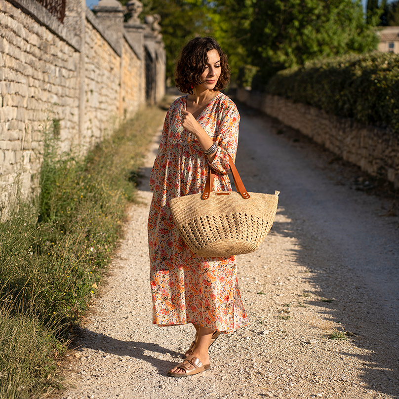 une femme avec un sac portée coude, à lanière en cuir Bagatelle France