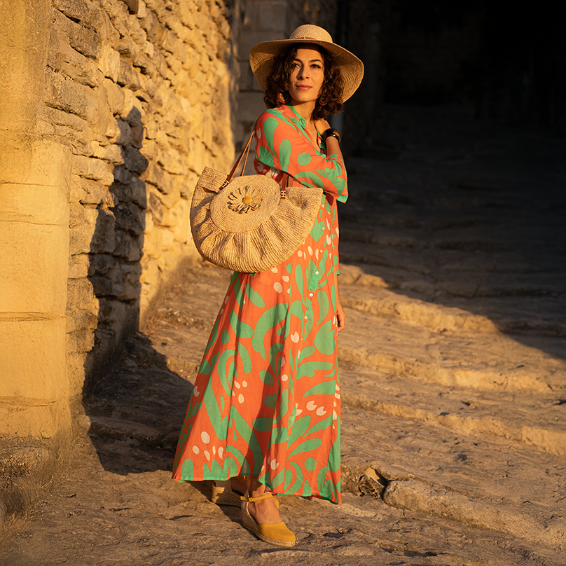 une femme avec un sac forme demi lune à lanière en cuir Bagatelle France