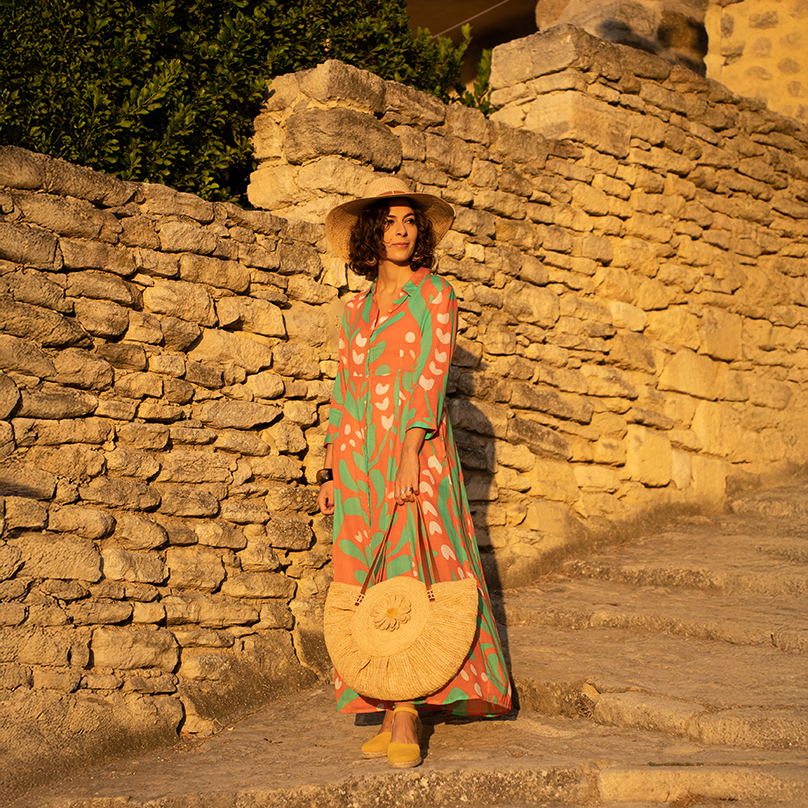 une femme avec un sac forme demi lune à lanière en cuir Bagatelle France