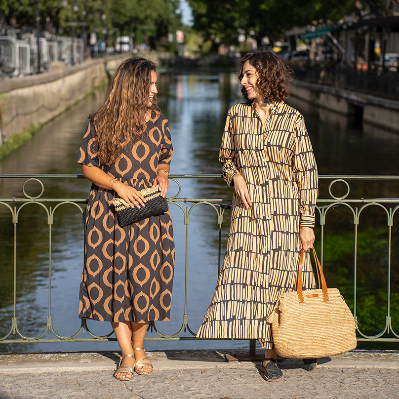une femme avec un sac à lanière en cuir Bagatelle France