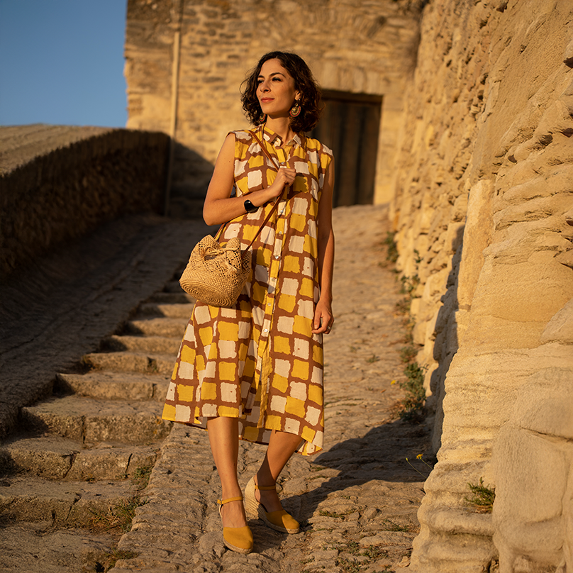une femme avec un sac à l'épaule à lanière en cuir Bagatelle France