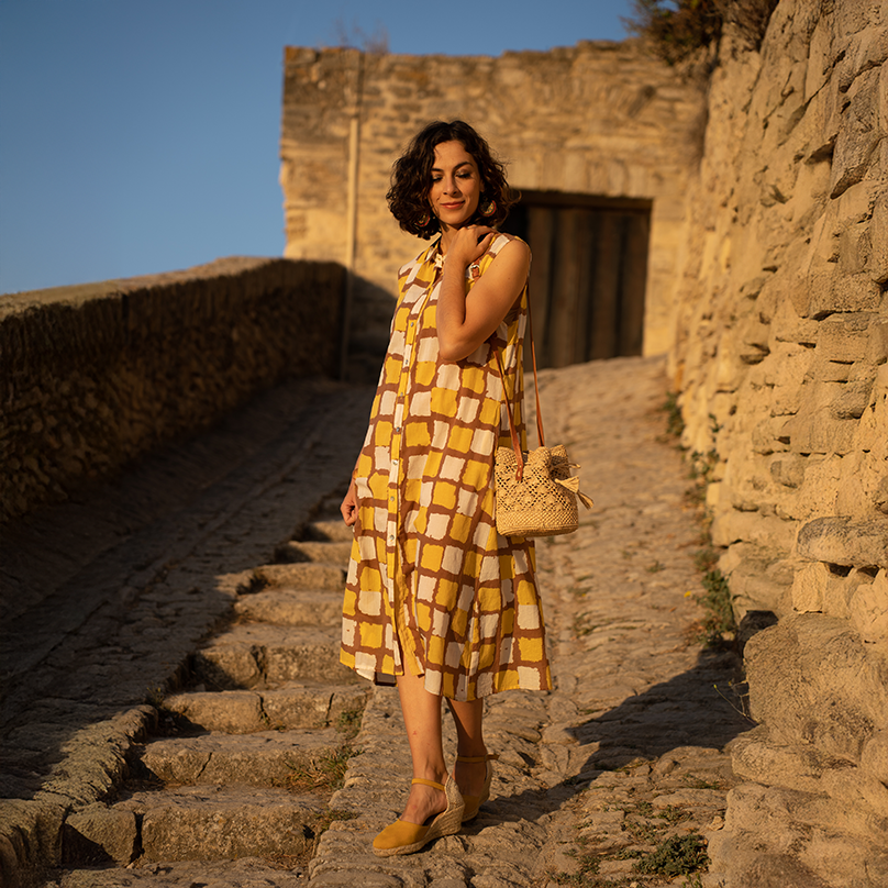 une femme avec un sac sceaux à l'épaule à lanière en cuir Bagatelle France