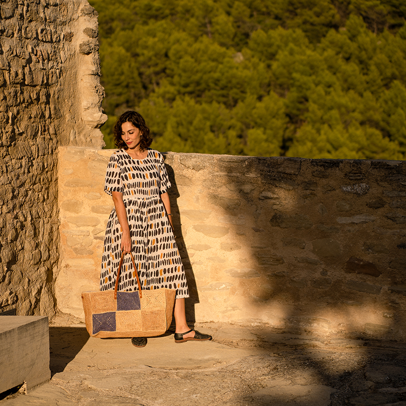 une femme sac à carreaux lanière en cuir Bagatelle France