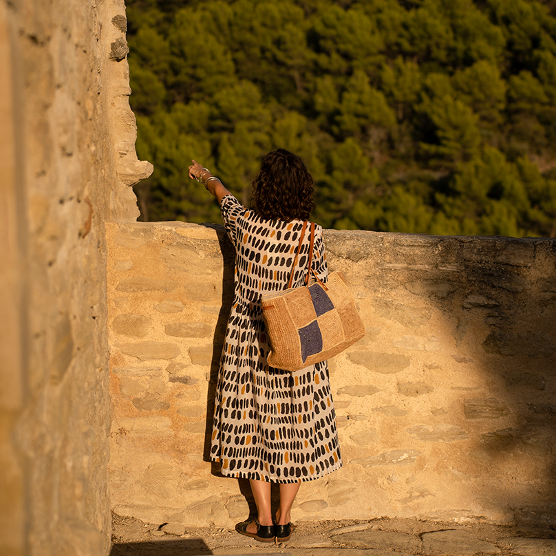 une femme sac à l'épaule à carreaux lanière en cuir Bagatelle France