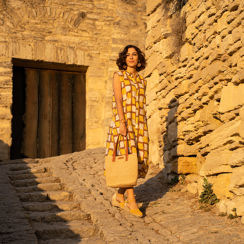 une femme avec un sac beige lanière en cuir Bagatelle France