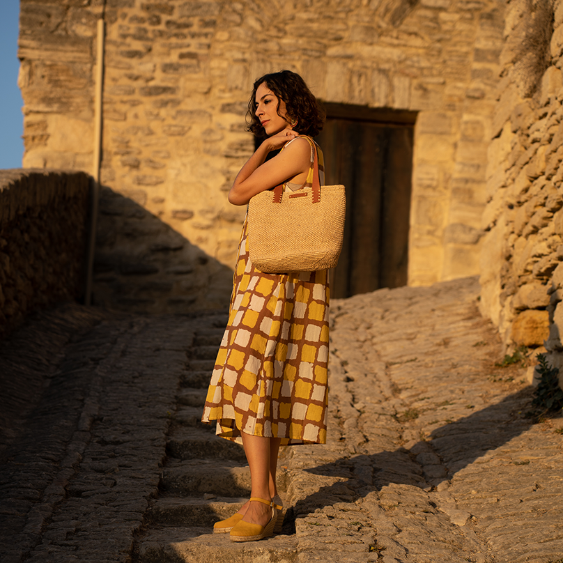 une femme sac à l'épaule beige lanière en cuir Bagatelle France