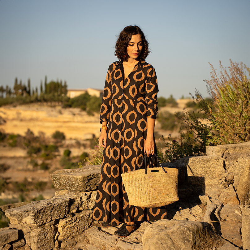 une femme avec un Sac en raphia bohème Bagatelle France