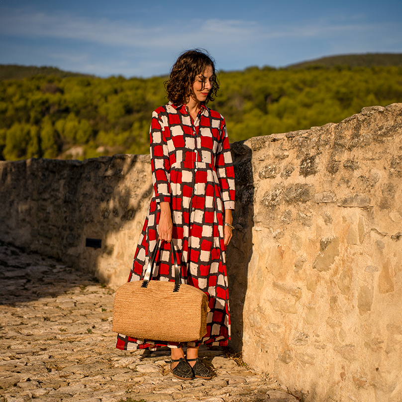 une femme avec un Sac en raphia bohème Bagatelle France