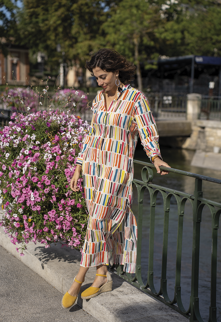 Chemise longue femme imprimée à motifs graphiques, coupe midi fluide, portée en extérieur, Bagatelle France