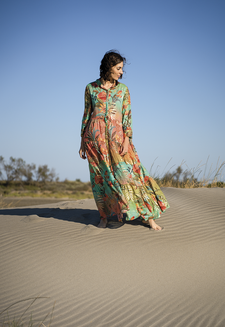 Robe chemise femme bohème portée en extérieur, silhouette féminine et naturelle, Bagatelle France