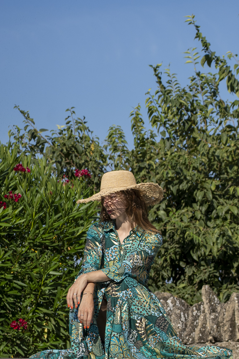 Robe chemise femme bohème portée en extérieur, silhouette féminine et naturelle, Bagatelle France