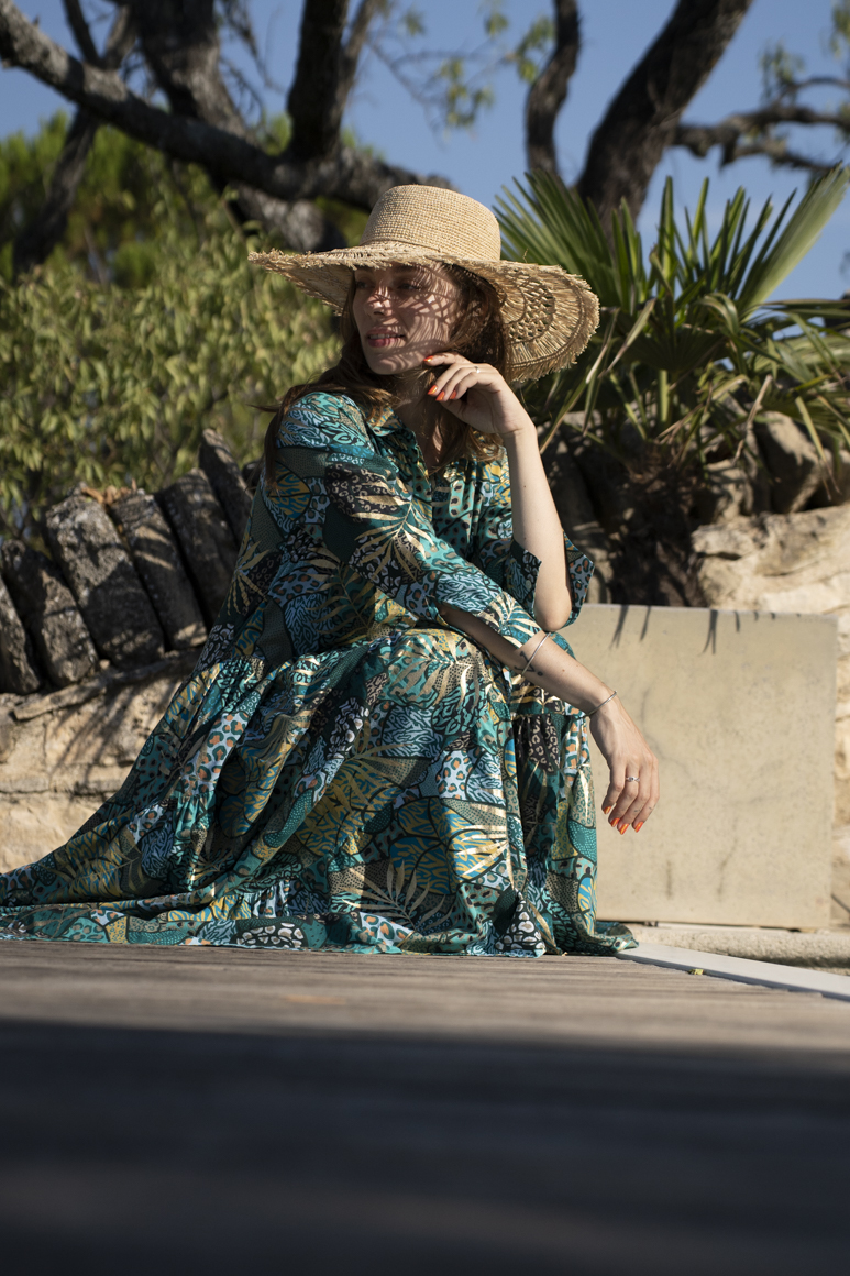 Robe chemise femme bohème portée en extérieur Bagatelle France