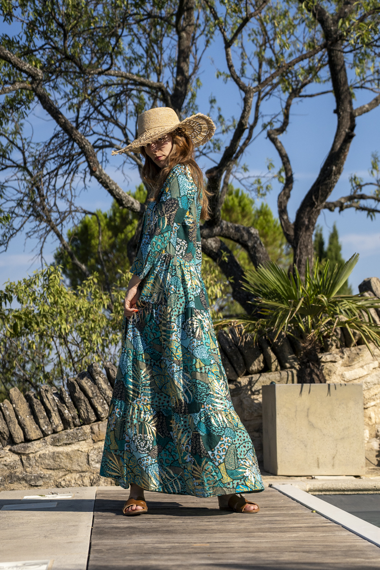 Robe chemise femme bohème portée en extérieur, silhouette féminine et naturelle, Bagatelle France