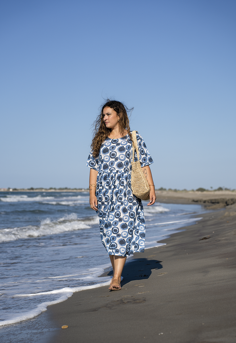 Robe à imprimé graphique, bleu et blanc, style élégant et naturel, collection Bagatelle France