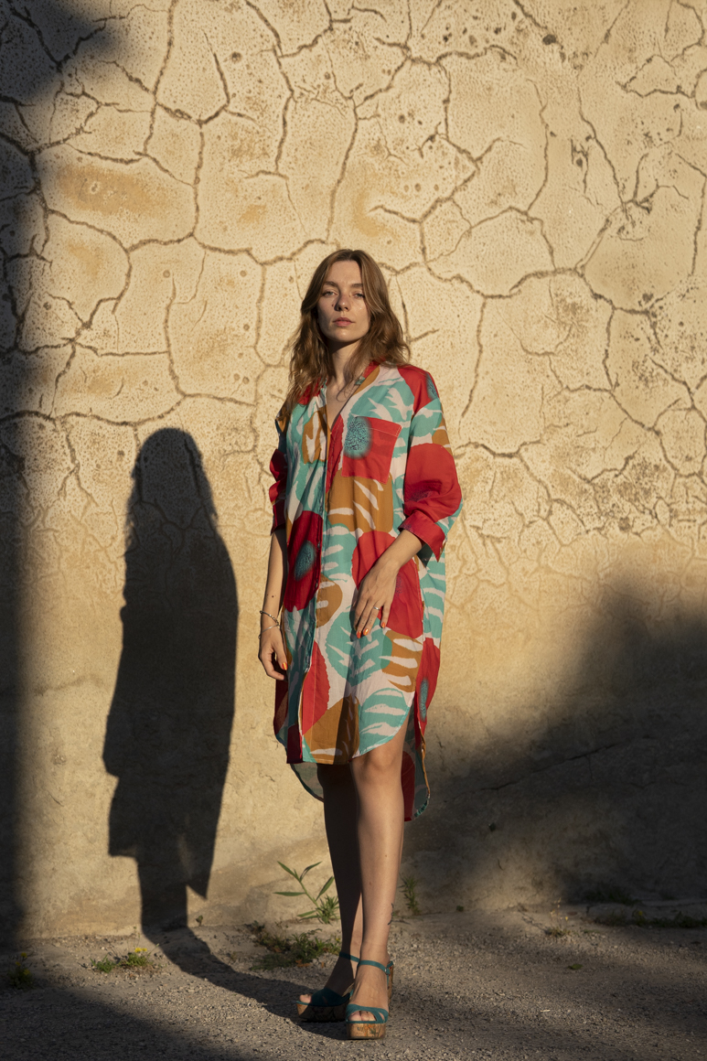 Robe chemise femme à imprimé colorée et graphique, style élégant et naturel, collection Bagatelle France