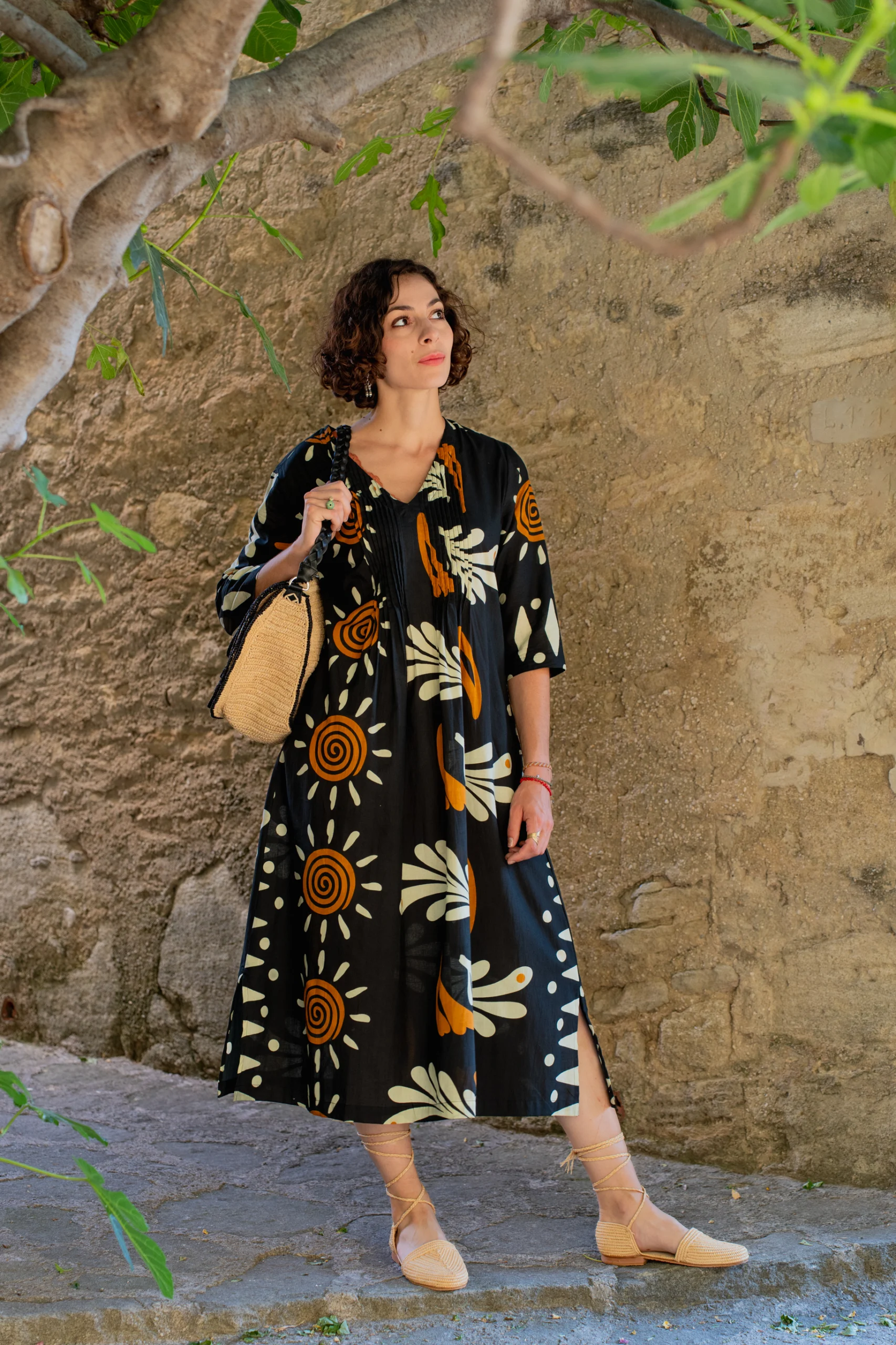 Robe femme imprimée bohème à motifs graphiques, coupe midi fluide, portée en extérieur, Bagatelle France