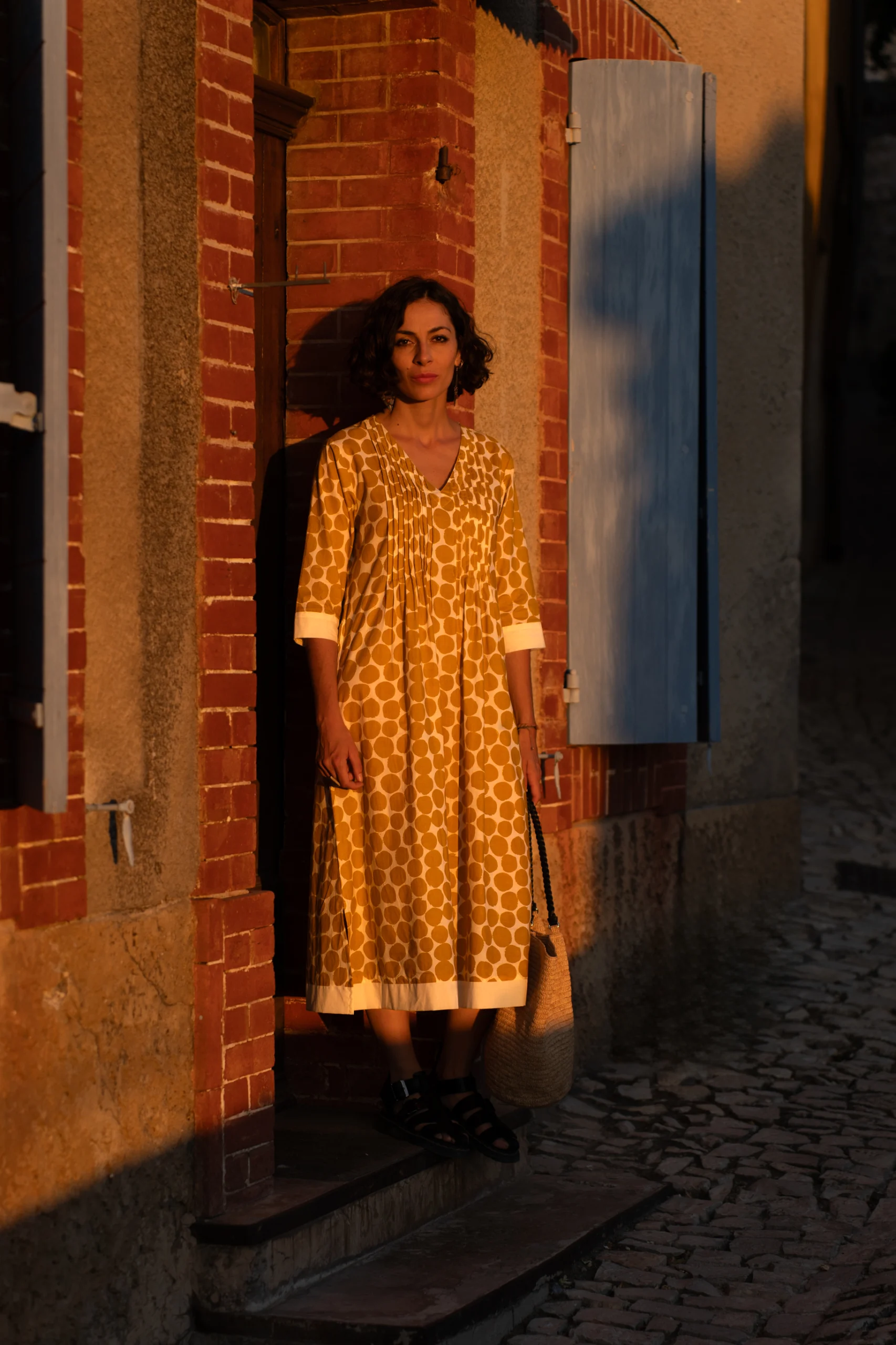 Robe femme imprimée bohème à motifs graphiques, coupe midi fluide, portée en extérieur, Bagatelle France