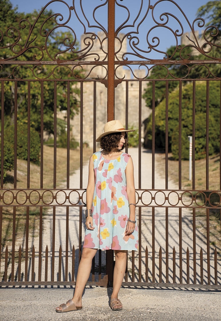 Robe femme imprimée à motif fleur bleu ciel, jaune et rose Bagatelle France