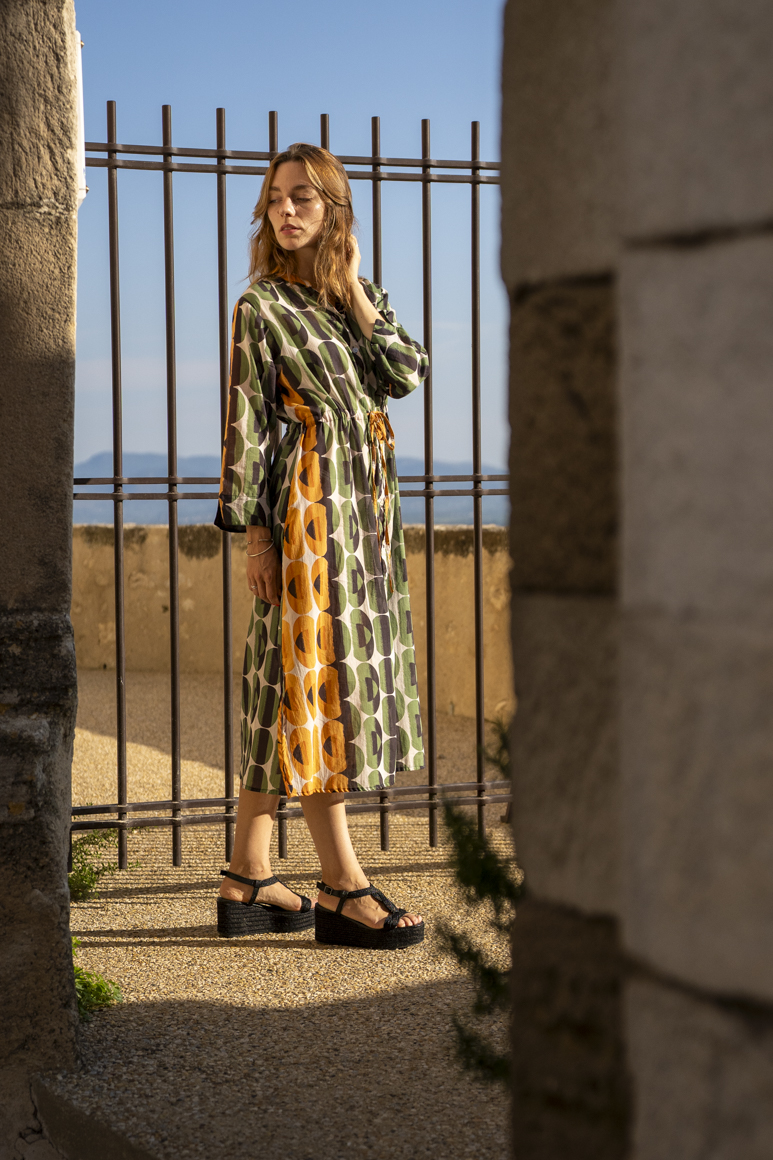 Robe femme imprimée à motif géométrique vert, orange et marron Bagatelle France