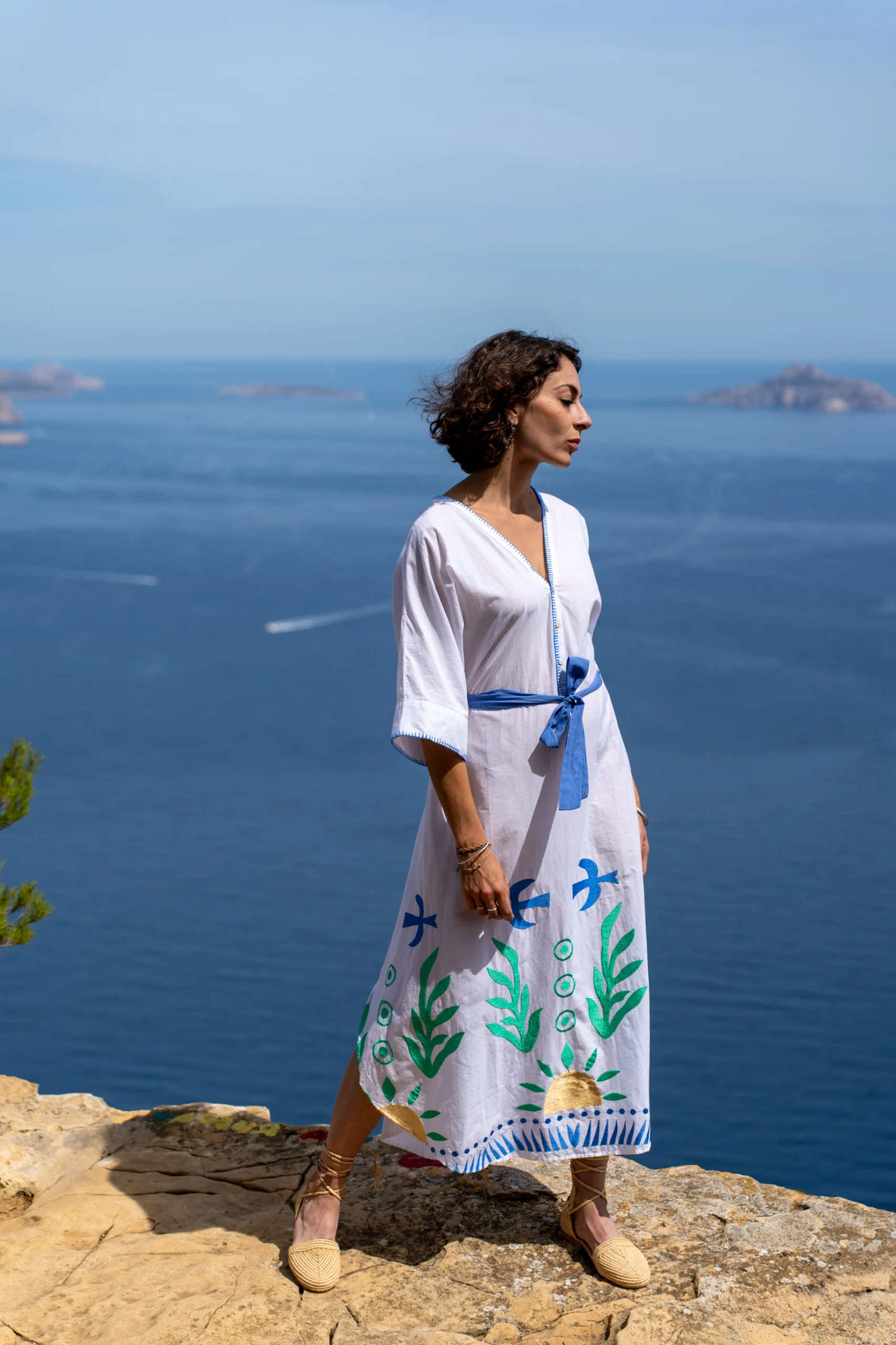 Robe femme blanche imprimée vert et bleu avec une ceinture bleu Bagatelle France