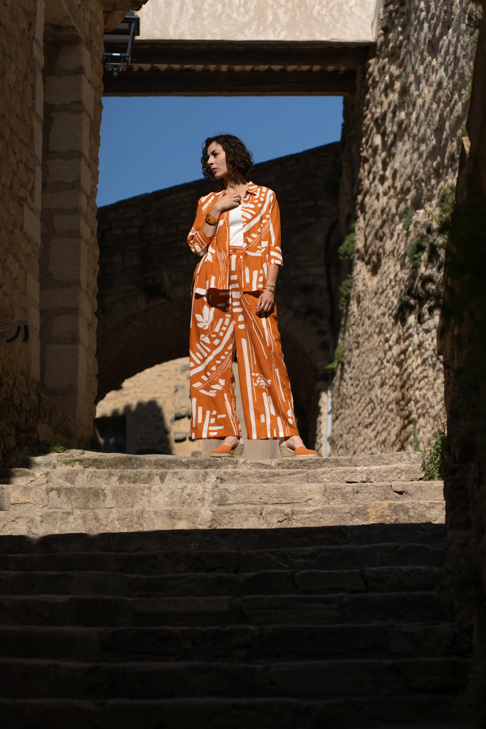 Pantalon femme imprimée à motifs géométrique orange et crème Bagatelle France