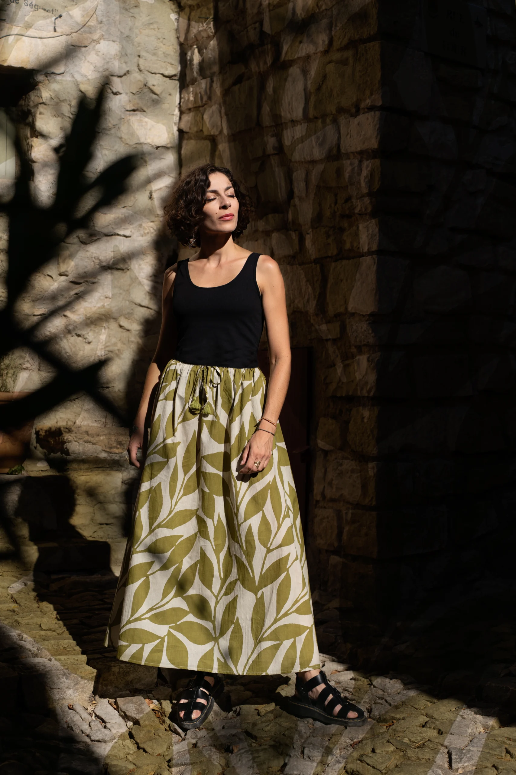 Jupe femme imprimée bohème à motifs graphiques, portée en extérieur, Bagatelle France